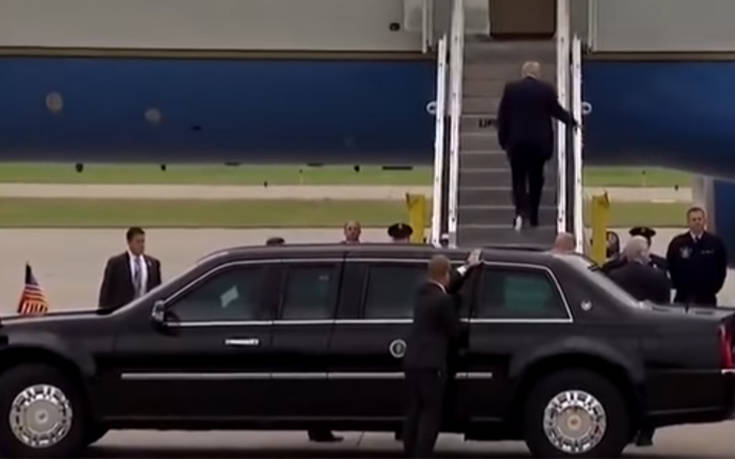 Ο Τραμπ ανεβαίνει στο Air Force One με ένα χαρτί κολλημένο στο παπούτσι του