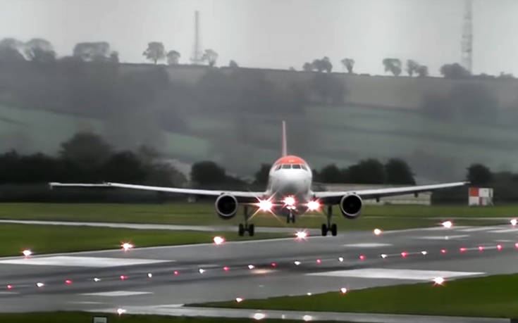 Αεροπλάνα προσπαθούν μάταια να προσγειωθούν σε αεροδρόμιο