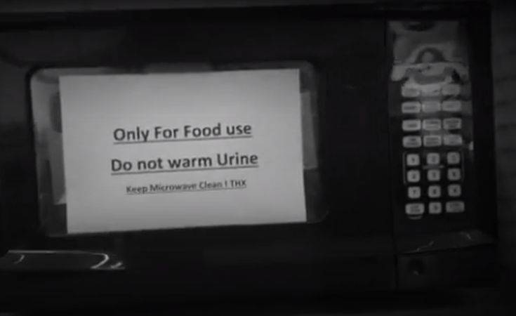 Ιδιοκτήτρια βενζινάδικου ζητά από τους πελάτες «να μη ζεσταίνουν ούρα στο φούρνο μικροκυμάτων»