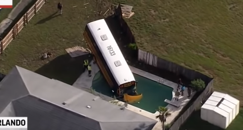 Πώς ένα σχολικό λεωφορείο κατέληξε μέσα σε πισίνα