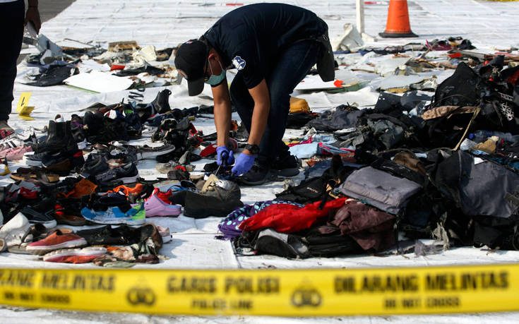 Έτσι τραγικά αναγνωρίζουν οι οικογένειες τα αντικείμενα των δικών τους στην πτήση της Lion Air