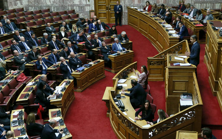 Σύγκρουση Τσίπρα – Μητσοτάκη στη Βουλή για τη συνταγματική αναθεώρηση