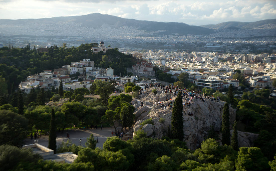 Όταν κοιτάς από ψηλά, μοιάζει η Αθήνα με ζωγραφιά