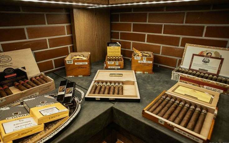 Ανακαλύψτε εκλεκτά πούρα και σπάνια αποστάγματα στο Smoke Cigars Emporium &#038; Lounge