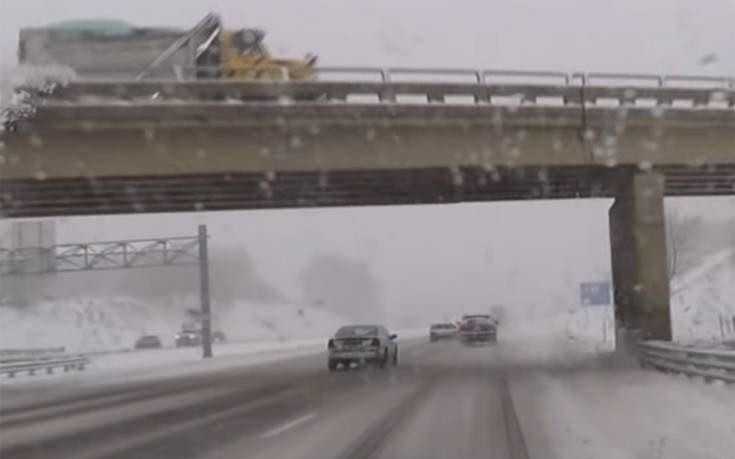 Το χιόνι που έριξε το φορτηγό από τη γέφυρα είχε απρόοπτη κατάληξη