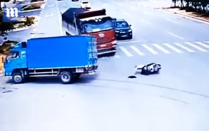Μοτοσικλετιστής γλιτώνει θαυματουργά από δύο φορτηγά
