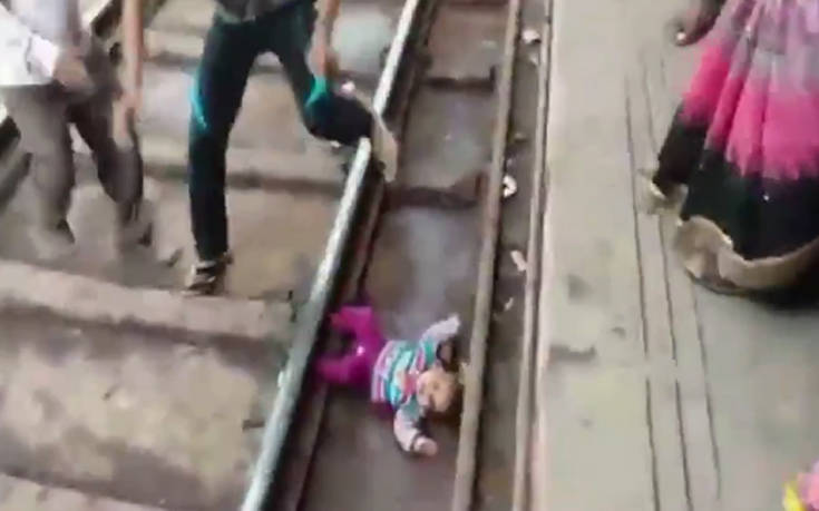 Η τρομακτική στιγμή που τρένο περνάει πάνω από μωρό ενός έτους