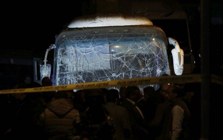 Σφοδρή σύγκρουση μικρού λεωφορείου με δυο φορτηγά στην Αίγυπτο &#8211; 13 νεκροί