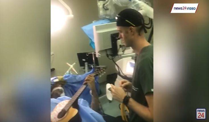 Έπαιζε κιθάρα όσο οι χειρουργοί του αφαιρούσαν έναν όγκο από τον εγκέφαλο