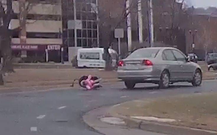 Η στιγμή που καθισματάκι αυτοκινήτου με δεμένο παιδί πέφτει στον δρόμο