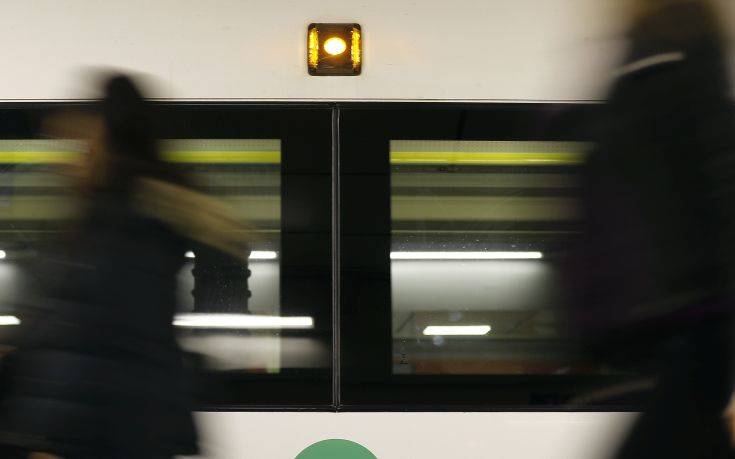 Έκπληκτοι οι επιβάτες στο μετρό, παρακολουθούσαν τρεις ομοφυλόφιλους σε σεξουαλικό όργιο