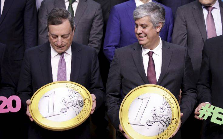 Τα μηνύματα από τις Βρυξέλλες για τα εικοστά γενέθλια του ευρώ