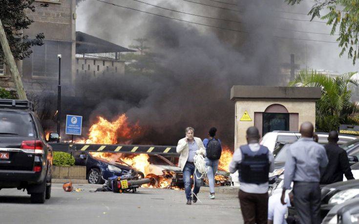 Τουλάχιστον ένας νεκρός από την επίθεση σε ξενοδοχείο στο Ναϊρόμπι