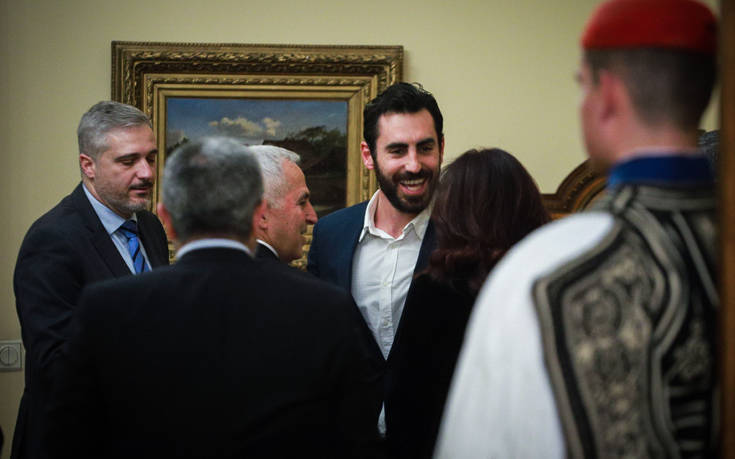 Ο σεφ Γιάννης Αποστολάκης χωρίς γραβάτα και με αθλητικά στο Προεδρικό Μέγαρο