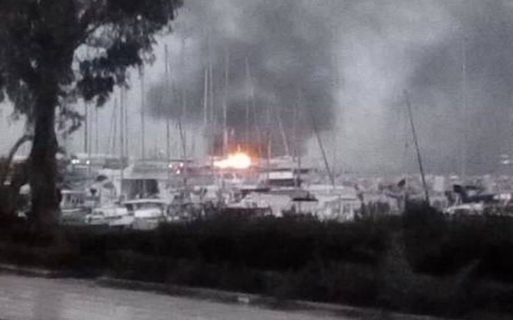 Υπό μερικό έλεγχο η φωτιά σε δύο ιστιοφόρα στο βόρειο λιμάνι της Πάτρας