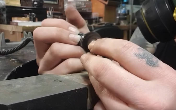 Η κοσμηματοποιός που φτιάχνει δαχτυλίδια από… ανθρώπινα δόντια