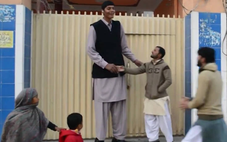 Ο ψηλότερος άντρας του Πακιστάν παλεύει να βρει… ταίρι
