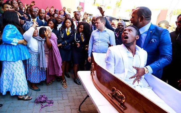 Σάλος με το «θαύμα» της ανάστασης ενός νεκρού από πάστορα στη Ν. Αφρική