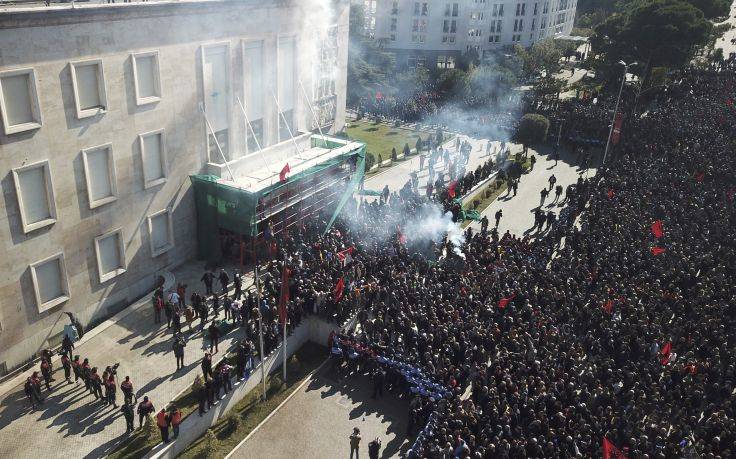 Δακρυγόνα, αντλίες νερού και τραυματίες έξω από το κτίριο της αλβανικής κυβέρνησης
