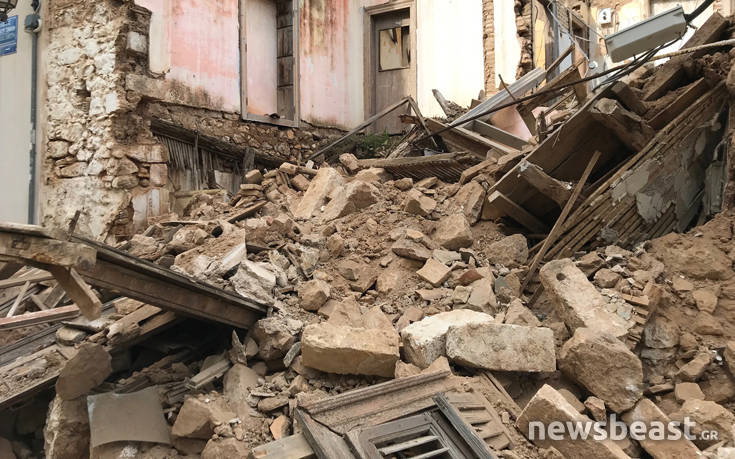 Φωτογραφίες από το εγκαταλελειμμένο σπίτι που έπεσε στην Πνύκα