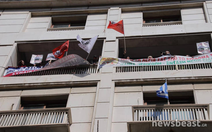 Η ΠΟΕ-ΟΤΑ κρέμασε πανό στα μπαλκόνια του υπουργείου Οικονομικών