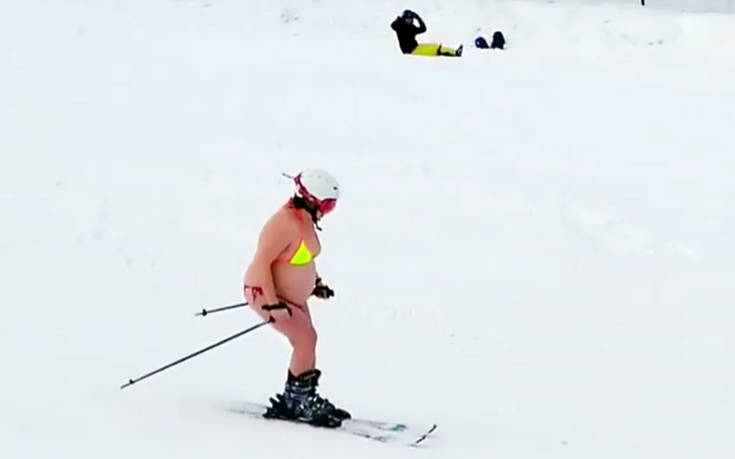Έγκυος κάνει σκι φορώντας μπικίνι