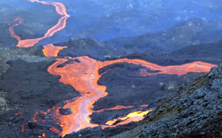 Δείτε εντυπωσιακά ποτάμια λάβας να ρέουν από γαλλικό ηφαίστειο