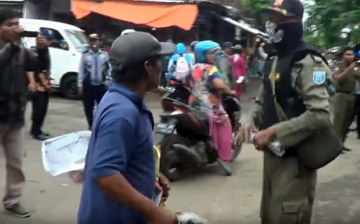 Οργισμένος πλανόδιος πωλητής τα βάζει με την αστυνομία γιατί διέλυσε τον πάγκο του