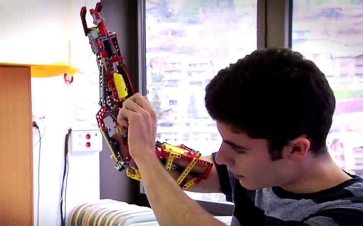Ο 19χρονος Ισπανός που έφτιαξε το προσθετικό χέρι του από τουβλάκια Lego
