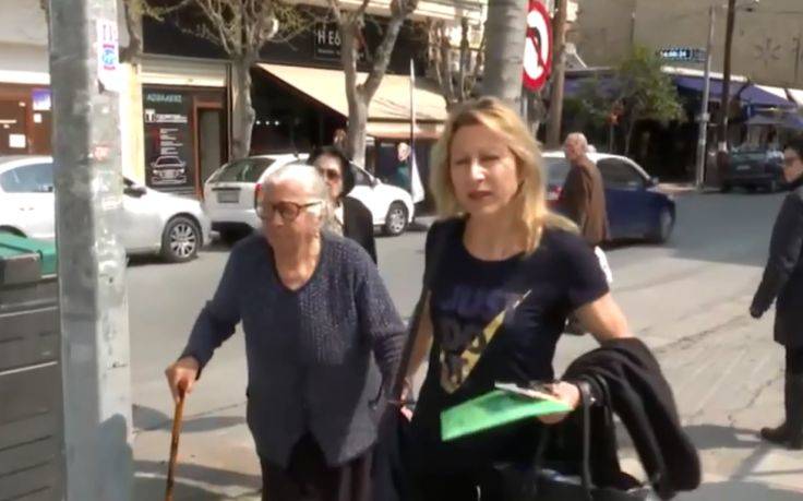 «Δεν θα ξαναπουλήσω παντόφλες», λέει η 90χρονη που συνελήφθη σε λαϊκή