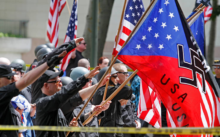 Μαθητές χαιρέτησαν ναζιστικά δίπλα σε σβάστικα στην Καλιφόρνια