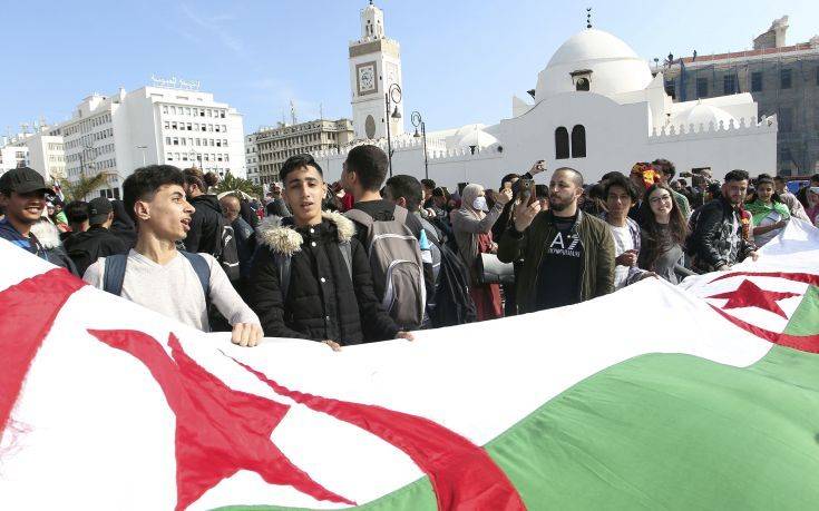 Ο πρόεδρος της Αλγερίας δεν θα πάει και για πέμπτη θητεία