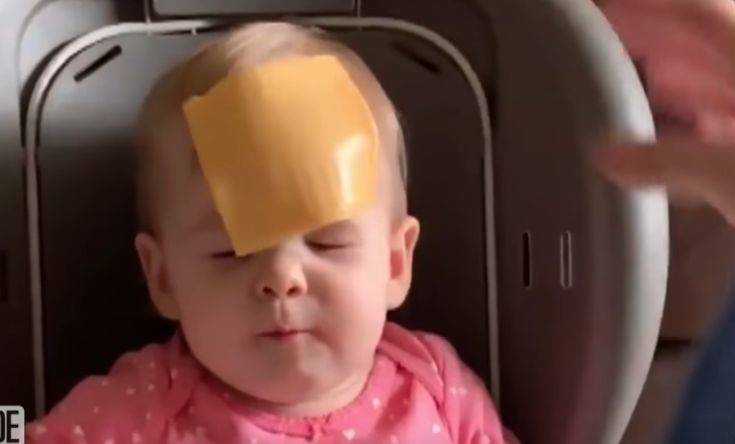 Η νέα ιντερνετική μόδα με τις ρίψεις τυριών στα πρόσωπα μωρών