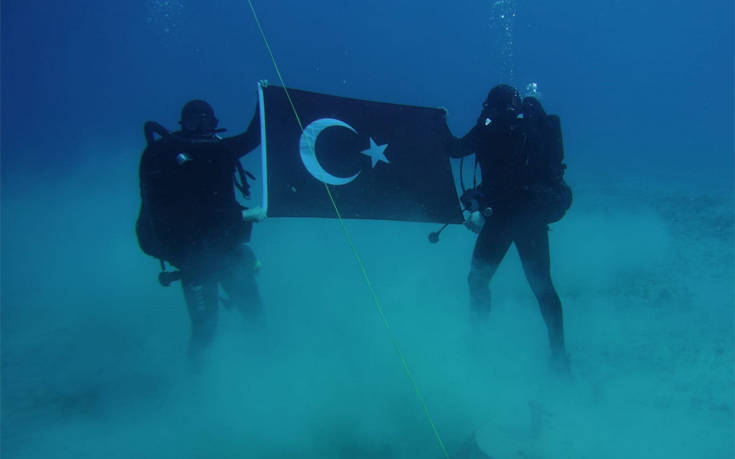Τούρκοι δύτες φωτογραφήθηκαν με την τουρκική σημαία στον βυθό της Σούδας