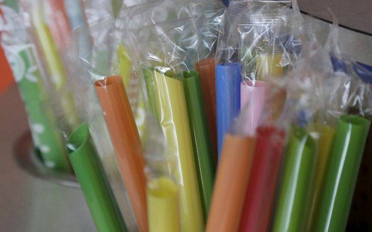 Τα επτά πλαστικά προϊόντα που θα απαγορευτούν μέχρι το 2021