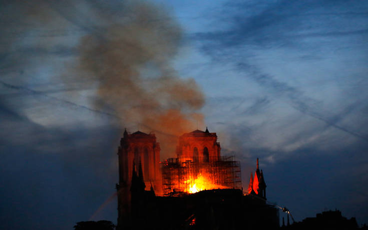Παναγία των Παρισίων: Δισεκατομμυριούχοι δωρίζουν εκατομμύρια για την ανοικοδόμηση του ναού
