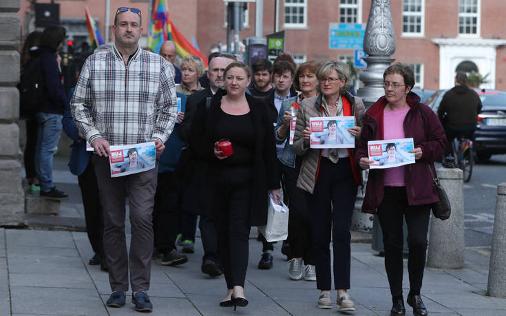 Δολοφονία δημοσιογράφου στη Βόρεια Ιρλανδία: Στο δικαστήριο οι άνδρες που κατηγορούνται για τον θάνατο της Λάιρα ΜακΚί