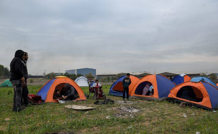 Εκατοντάδες πρόσφυγες παραμένουν στον άτυπο καταυλισμό στα Διαβατά