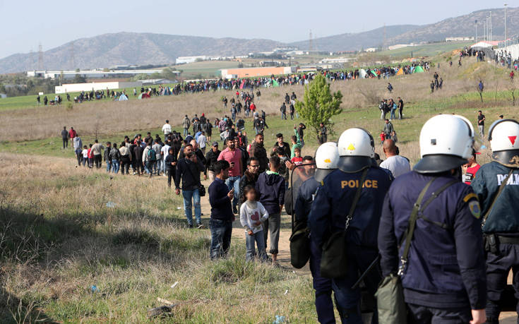 «Καραβάνι» εκατοντάδων προσφύγων στα Διαβατά, συμπλοκές με τα ΜΑΤ
