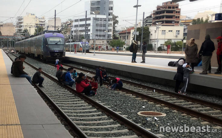 Πρόσφυγες έκλεισαν τον Σταθμό Λαρίσης με αίτημα να φύγουν από την Ελλάδα
