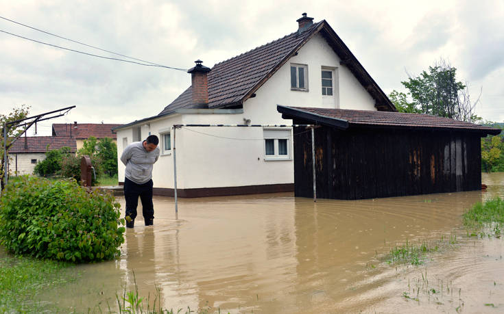 Καταρρακτώδεις βροχές και πλημμύρες πλήττουν τη Βοσνία