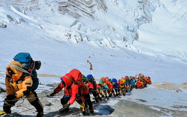 Τι φταίει για τους θανάτους ορειβατών στην ψηλότερη κορυφή του κόσμου