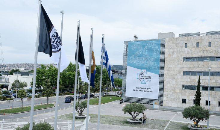 Άγνωστοι κατέβασαν τις σημαίες του ΠΑΟΚ έξω από το δημαρχείο Θεσσαλονίκης