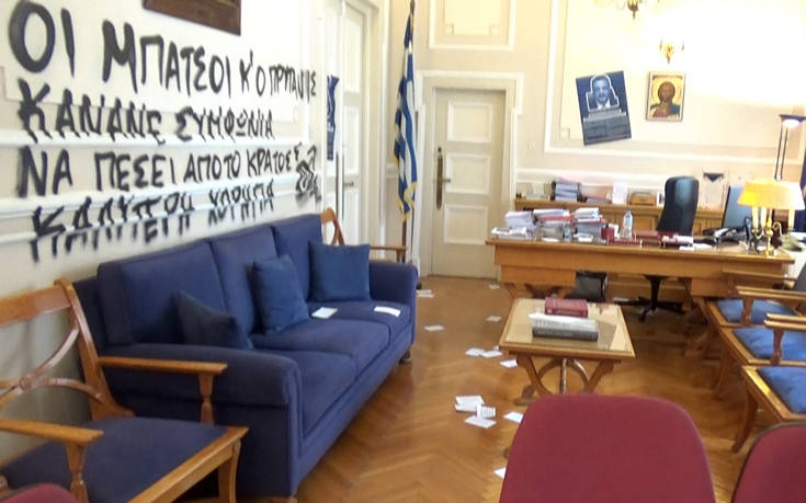 ΑΣΟΕΕ: Άγνωστοι εισέβαλαν στο γραφείο του πρύτανη και έγραψαν συνθήματα