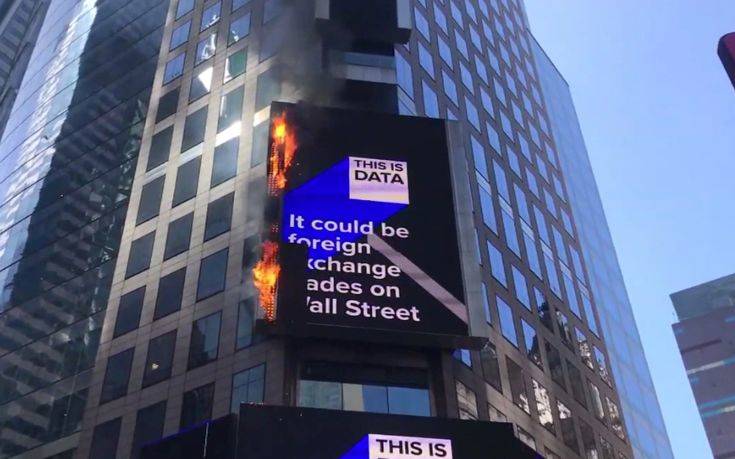 Στις φλόγες ψηφιακή διαφημιστική γιγαντοοθόνη στην Times Square
