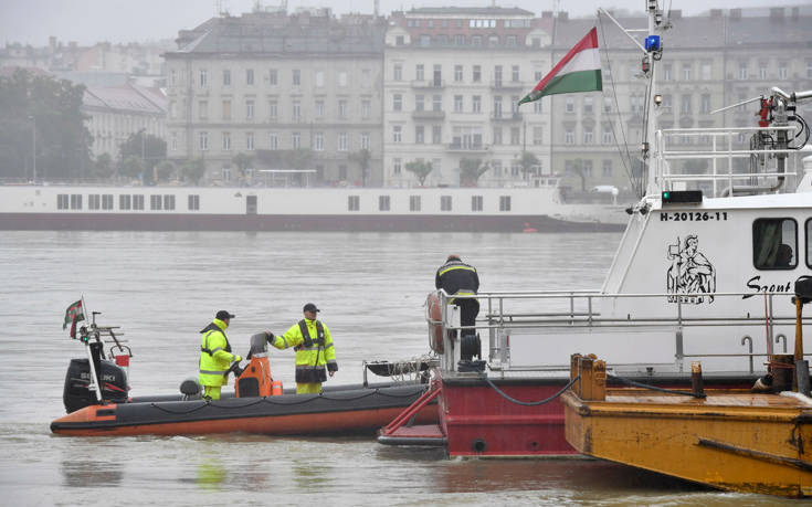 Επιχείρηση ανέλκυσης του τουριστικού σκάφους που ναυάγησε στον Δούναβη