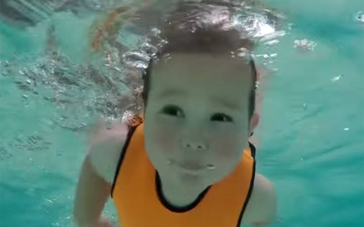 Γονείς μαθαίνουν τα παιδιά τους κολύμπι