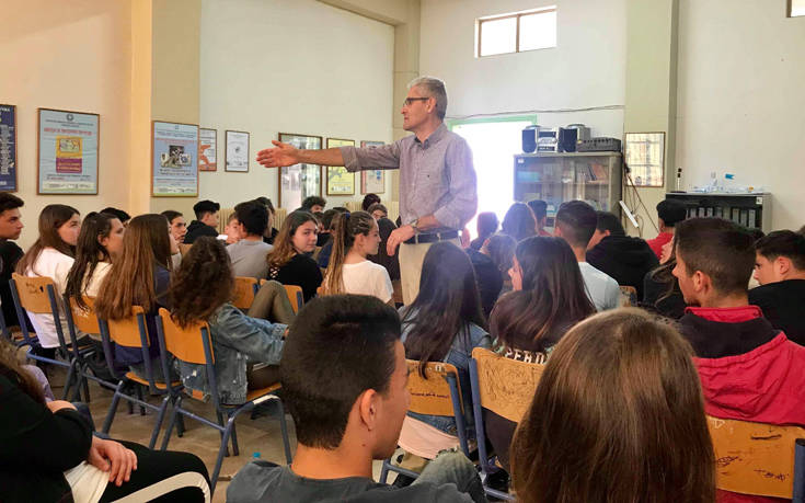 Ο Άγγελος Τσιγκρής μίλησε για τη σχολική βία στους μαθητές του Γυμνασίου της Αιγείρας