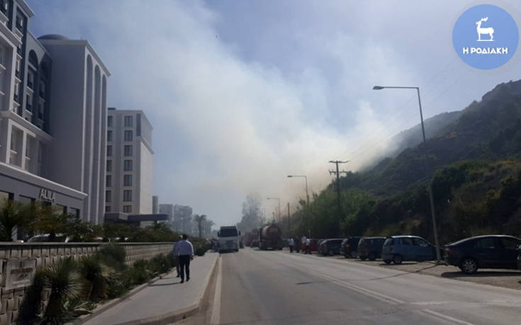 Φωτιά ξέσπασε κοντά σε ξενοδοχείο στο Φαληράκι στη Ρόδο