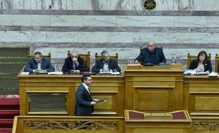 Οι αντιδράσεις για τις μετατάξεις στη Βουλή και το «φρένο» από τον Αλέξη Τσίπρα